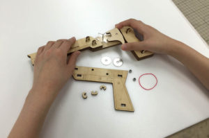 ゴム鉄砲の工作キットを組み立てる