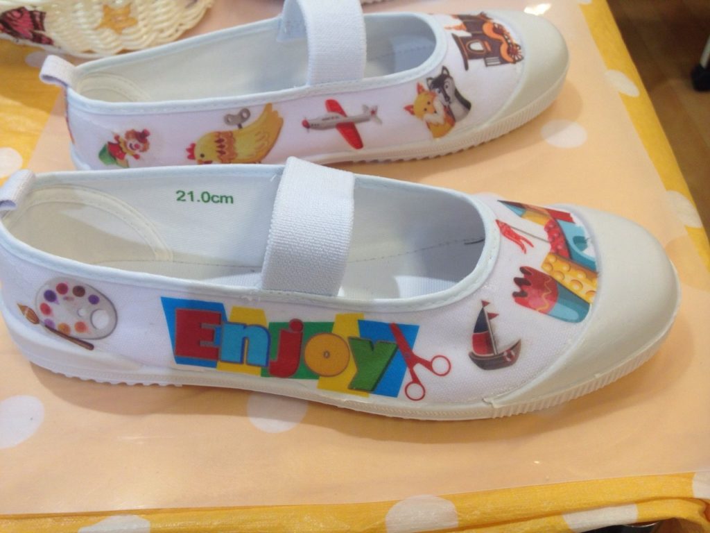 上履きなどをお子様のお好みに合わせてデコレーションしてます。