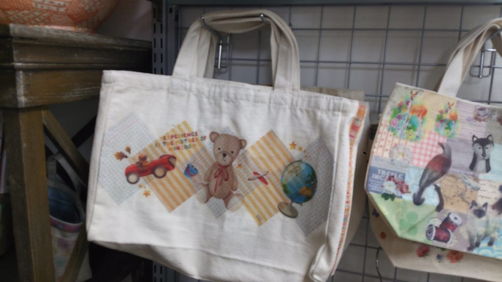 自分でデコレーションした、オリジナルのトートバックです