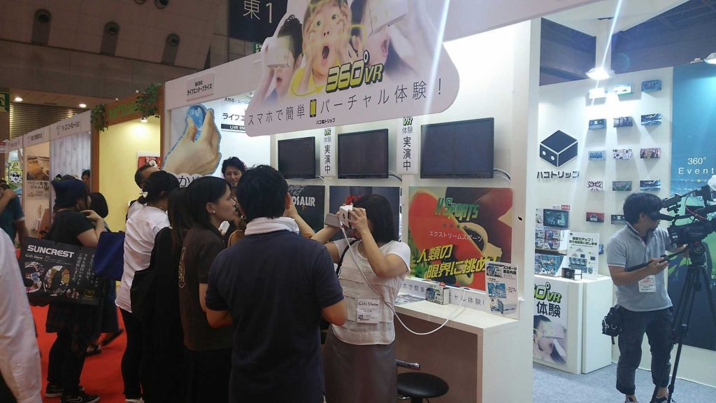 VR体験では、仕事を忘れて(?)楽しんでいかれるバイヤーの方も多かったです。