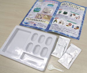 材料と小冊子のついた、触れる図鑑つかめる水