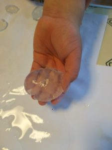 子供がチャレンジするつかめる水作り