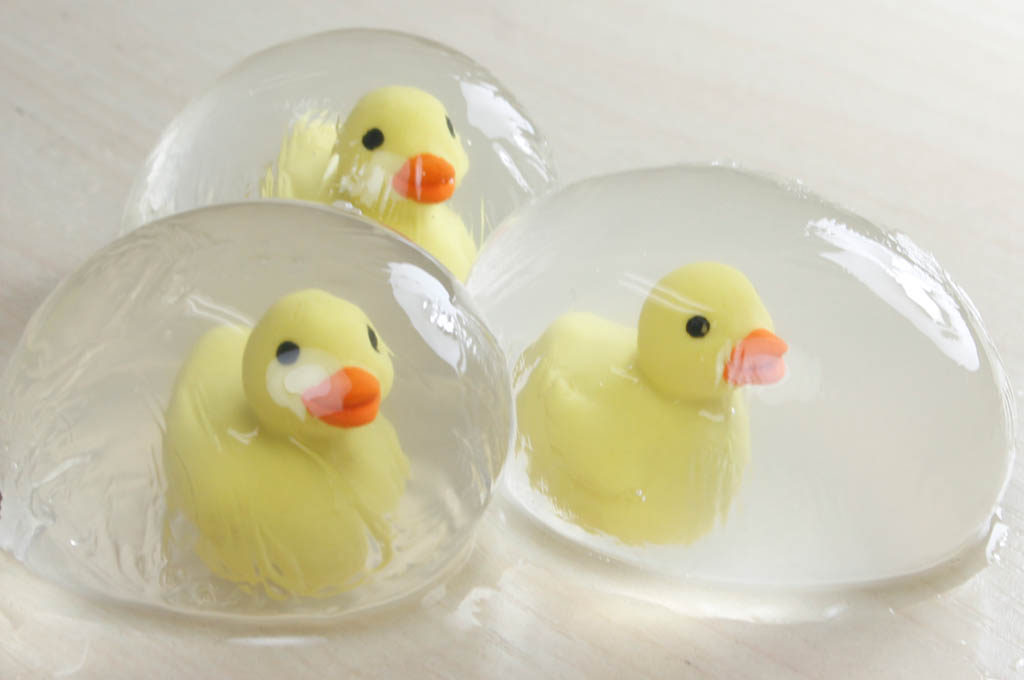 つかめる水にフィギュアを閉じ込めて遊びます
